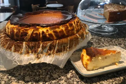 Las mejores tartas de queso de Zaragoza, con su característico exterior tostado y cremoso interior. ¡Una delicia!