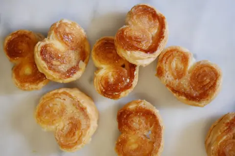 Délicieux palmiers maison, croustillants et caramélisés, parfaits pour accompagner un café. Une recette facile à réaliser.