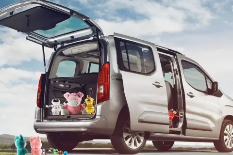 Le macchine multispazio sono perfette per le avventure! Peluche e pupazzi pronti a partire per un viaggio emozionante.