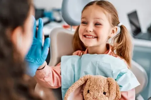 Kiedy z dzieckiem do dentysty? Złoty standard i wizyta bez stresu