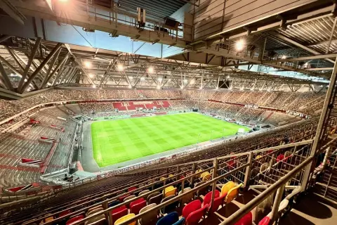 Innenansicht des bergische sportzentrum solingen. Ein Fußballstadion mit grünem Spielfeld und vielen Sitzplätzen, bereit für das nächste Spiel.