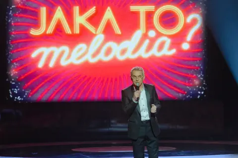 Robert Janowski z mikrofonem na scenie "Jaka to melodia?". Zastanawiamy się, dlaczego w Jaka to melodia nie ma już odcinków specjalnych z politykami.