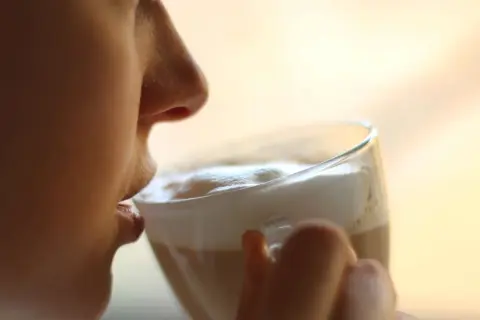 Chwila relaksu z kawą latte, gdy dziecko śpi. Karmienie piersią bywa wyczerpujące, więc taka mała przyjemność jest na wagę złota.
