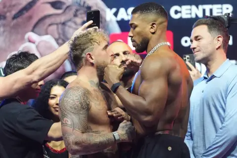 Intens blick mellan Jake Paul och Anthony Joshua. En spänd stämning inför deras match.