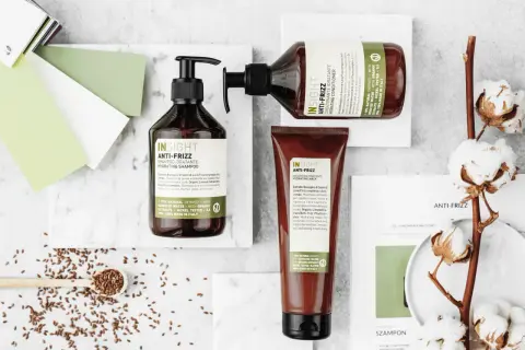 Jak dbać o kręcone włosy? Szampon, odżywka i maska Insight Anti-Frizz z ekstraktem z siemienia lnianego dla miękkości i blasku.