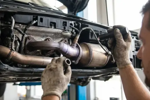 Mechanik sprawdza katalizator Skody, podejrzewając błąd DTC P0420.