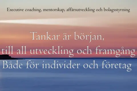 Fyr med ljus som lyser över havet vid solnedgången. Texten "Tankar är början, till all utveckling och framgång. Både för individer och företag" antyder att coachning är nyckeln.