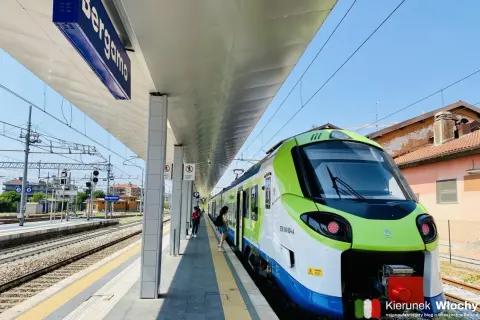 Pociąg na stacji Bergamo. Planujesz podróż? Sprawdź, jak dojechać z Bergamo do Como pociągiem.