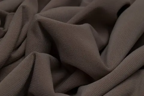 Miękki, prążkowany jersey materiał w odcieniu brązu, idealny na wygodne ubrania.