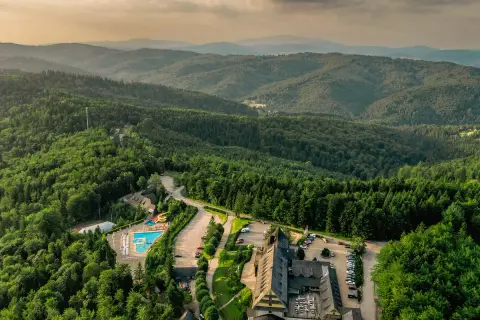 Malowniczy hotel dla dorosłych w górach, otoczony lasem, z basenem i zjeżdżalnią. Idealne miejsce na relaks.