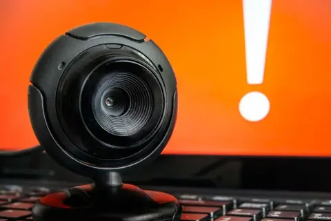 Zaklejanie kamerki w laptopie – czy warto zasłaniać kamerę w laptopie?