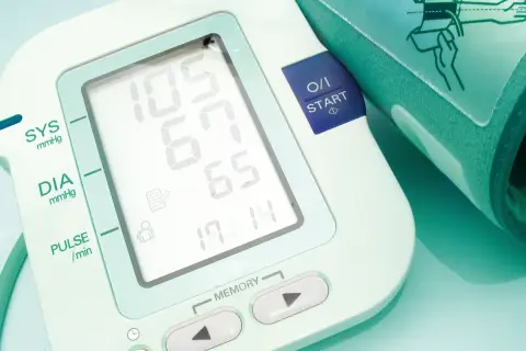 Ciśnieniomierz pokazuje 105/65 mmHg. To ważne, by monitorować ciśnienie rozkurczowe, które wynosi 65.