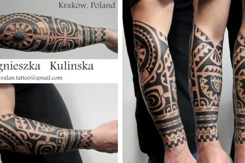 Imponujący tatuaż polinezyjski na przedramieniu, pełen geometrycznych wzorów i symboli.