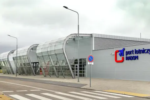 Ile kosztowało lotnisko w Radomiu? Zaskakujące wydatki i źródła finansowania