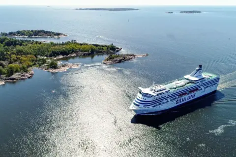 Prom Silja Line płynie przez archipelag w kierunku Helsinek.