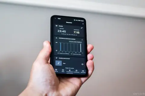 Teléfono en modo descanso, mostrando horario de sueño y actividad reciente.