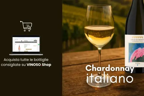 Un bicchiere di vino bianco, un blanc de blancs, accanto a una bottiglia di Chardonnay italiano Colle di Maggio. Acquista su VINOSO Shop.