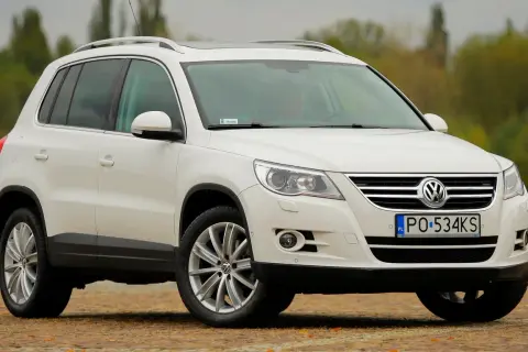 Biały VW Tiguan na zewnątrz. Zastanawiasz się, jaki silnik wybrać do tego modelu?