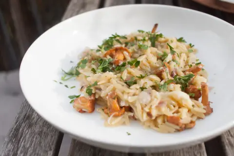 Jak ugotować kremowe orzotto? Makaron orzo w sosie bez błędów