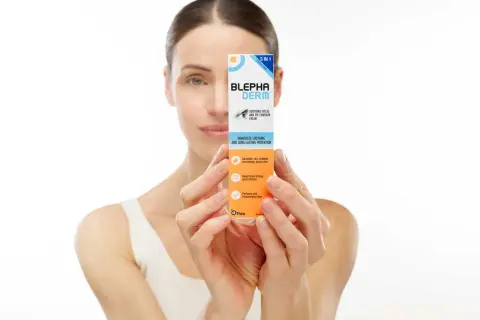 Kobieta prezentuje krem Blephaderm, który łagodzi podrażnienia i nawilża skórę wokół oczu.