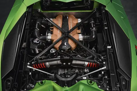 Silnik V12 Lamborghini Aventador SVJ w całej okazałości, z elementami z włókna węglowego i miedzianymi pokrywami.