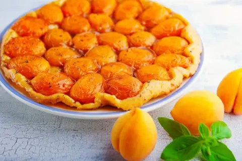 Tarte aux abricots caramélisés, une idée parfaite de que mettre sur un fond de tarte. Des fruits frais et une pâte dorée.