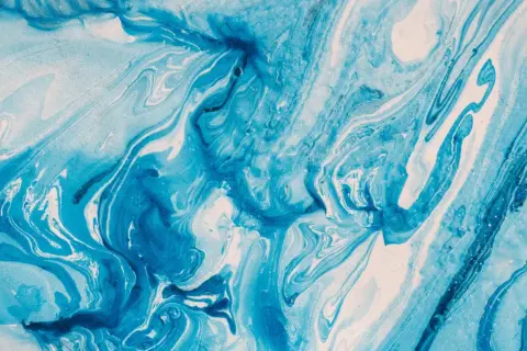 Vague et tourbillonnante, cette peinture acrylique part à l'eau évoque des vagues bleues et blanches dans un mouvement fluide et hypnotique.