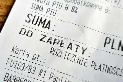Fragment paragonu fiskalnego z napisem "SUMA: DO ZAPŁATY". Widoczna kwota do zapłaty i szczegóły rozliczenia.