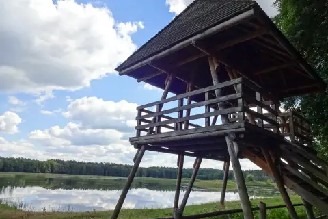 Drewniana wieża widokowa nad jeziorem, idealna na zwiedzanie i jako atrakcje dla dzieci.