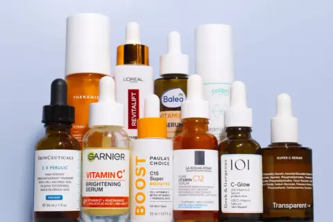 Vielfalt an Vitamin C Seren für einen Haut-Test: Skinceuticals, Garnier, Paula's Choice und mehr.