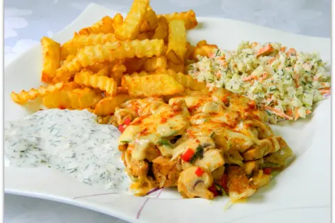 Pyszna shoarma drobiowa z serem, chrupiącymi frytkami, surówką i sosem czosnkowym.