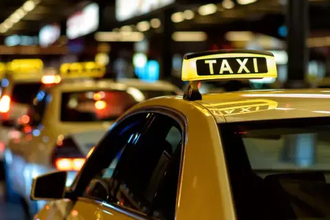 Ile kosztuje taxi z lotniska Chopina na dworzec centralny? Ceny i porady