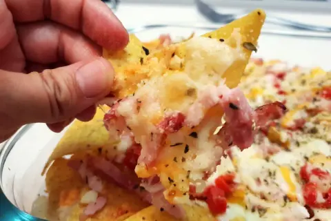 ¿Nachos con queso al horno? Logra el fundido y crujido ideal.