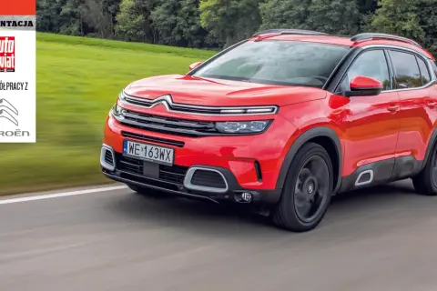 Czerwony Citroën C5 Aircross w ruchu drogowym, podczas testu dla Auto Świata.