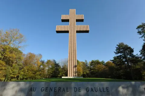 La croix de Lorraine, symbole de la France Libre, se dresse fièrement devant la mention "AU GENERAL DE GAULLE".