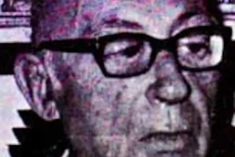 Primer plano de Juan Ignacio Luca de Tena con gafas.