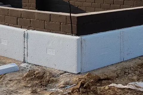 Izolacja fundamentów z białego styropianu, gotowa do zalania betonem. Pytanie: jaki cement na fundament?