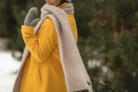 Jaki szalik do musztardowego płaszcza? Odkryj idealne połączenia i style