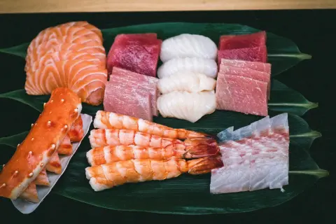 Frischer Fisch und Meeresfrüchte, ein Festmahl für die Sinne. Hier gibt es Lachs, Thunfisch, Garnelen, Krabben und mehr – ein kulinarischer Genuss, der an the catch berlin erinnert.