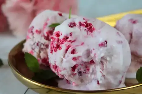 Idealne lody malinowe bez maszynki? Mój sekret na kremową konsystencję