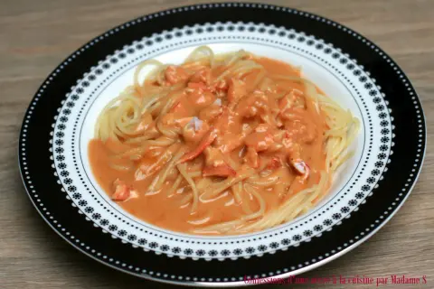 Pâtes au homard crémeuses, un délice servi dans une assiette décorée.