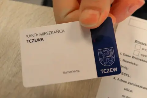 Karta mieszkańca Tczewa w ręce. Gdzie jest data ważności na karcie? Nie widać jej na tym zdjęciu.
