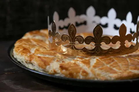 Goldene Krone auf einer frisch gebackenen Galette. Ein köstliches Galette Rezept für den König.
