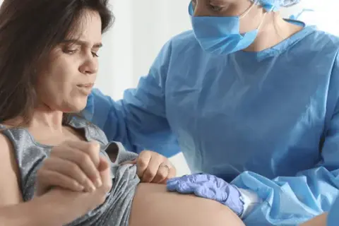 Kiedy macica się kurczy po porodzie? Kluczowe informacje o skurczach