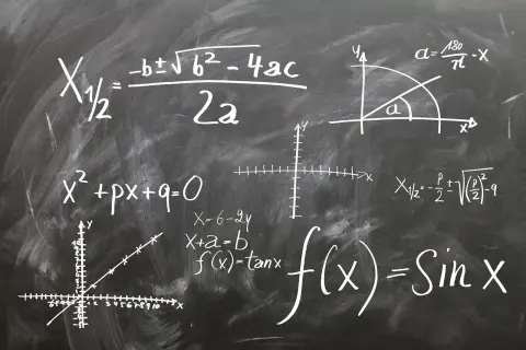 Tablica z równaniami, wykresami i wzorami matematycznymi, w tym mnożenie pierwiastków.