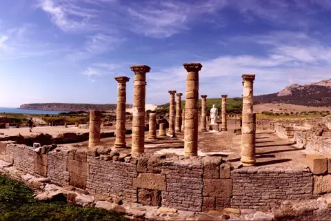 Impresionantes ruinas romanas en Cádiz, con columnas de piedra y vistas al mar. Un viaje al pasado.