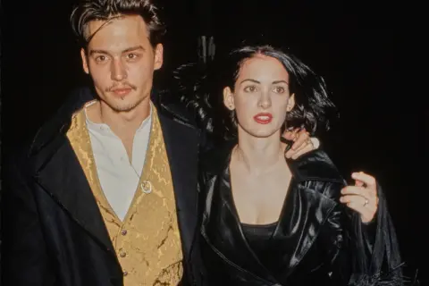 Johnny Depp i Winona Ryder, para z lat 90., w eleganckich strojach.