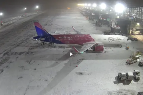 Samolot Wizz Air na lotnisku w Gdańsku, przygotowany do lotów. Śnieg na płycie lotniska.