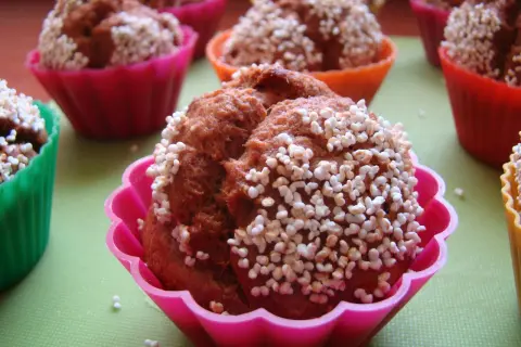 Pyszne muffinki bananowe w kolorowych foremkach, posypane chrupiącymi perełkami.