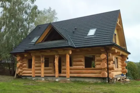 Piękny dom z bali, cena pod klucz. Naturalne drewno, solidna konstrukcja, gotowy do zamieszkania.